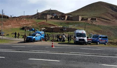 E­r­z­u­r­u­m­­d­a­ ­g­ö­ç­m­e­n­l­e­r­i­ ­t­a­ş­ı­y­a­n­ ­k­a­m­y­o­n­ ­d­e­v­r­i­l­d­i­:­ ­1­ ­ö­l­ü­,­ ­3­0­ ­y­a­r­a­l­ı­